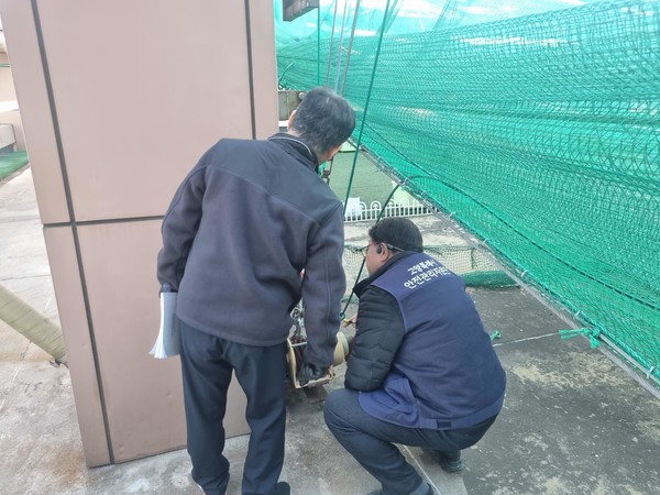 안전점검 중인 고양시 안전관리자문단 / 사진 = 고양시