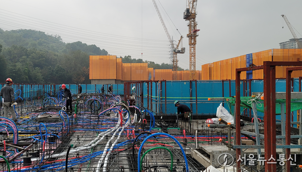 한 아파트 공사 현장에 타워크레인이 설치돼 있는 가운데 현장 직원들이 일으 하고 있다. (건설현장) / 사진 = 서울뉴스통신 최창렬 기자