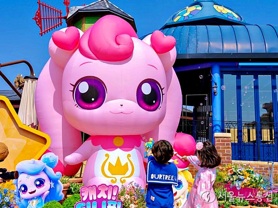 봄 시즌 축제로 '캐치! 티니핑 인 매직포레스트'가 진행되고 있는 28일 롯데월드 어드벤처 부산의 포토존에서 아이들이 즐거워 하고 있다. (2025.03.28) / 사진 = 롯데월드 어드벤처 부산 제공