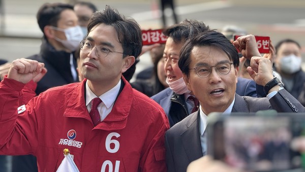 이강산(왼쪽) 자유통일당 구로구청장 후보와 국민의힘 윤상현 의원이 28일 신도림역 부근 현대백화점과 홈플러스 일대에서 열린 이강산 후보의 유세현장에서 같이 주먹을 쥐며 유권자들의 적극적 투표참여를 호소했다. 2025.03.28. 사진제공 자유통일당    