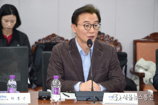 국회 문화체육관광위원장인 전재수 의원이 발언하고 있다. 