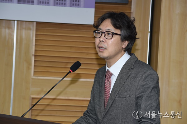 가천대 심창섭 교수가 발표하고 있다. 