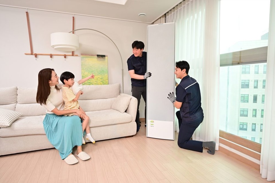  삼성전자 에어컨 설치 전담팀이 에어컨 설치 서비스를 제공하는 모습 / 삼성전자 제공