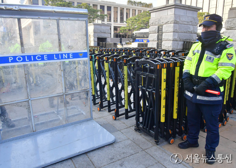 윤석열 대통령 탄핵 심판 선고를 앞둔 14일 서울 종로구 헌법재판소 앞에 차단벽이 설치돼 있다. (2025.03.14) / 사진 = 서울뉴스통신 이성현 기자