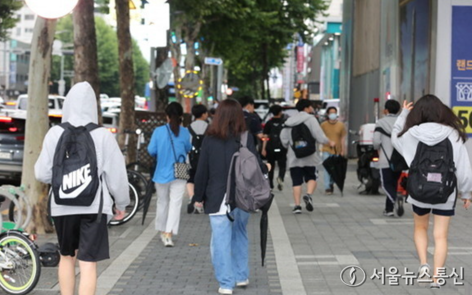 학원가에서 학생들이 걸어가고 있다. / 사진 = 서울뉴스통신 이성현 기자