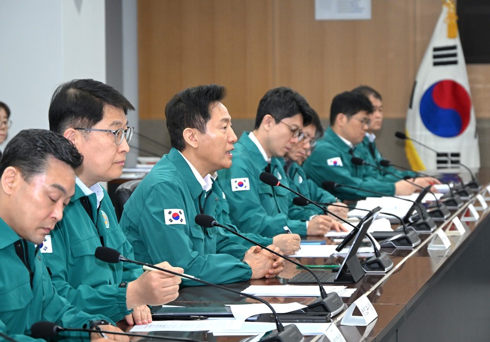 오세훈 서울시장이 2일 오전 서울 시청에서 열린 탄핵집회 안전대책 회의에서 모두발언을 하고 있다.(2025.04.02) / 사진 = 서울시 제공