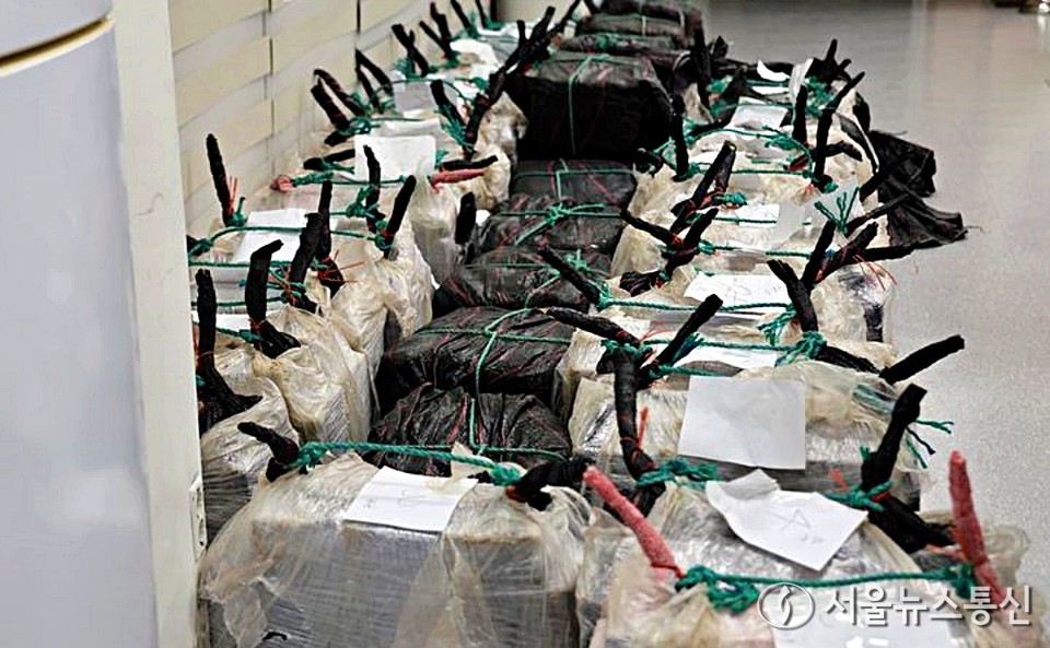 서울본부세관과 동해지방해양경찰청은 3일 강릉시 옥계항 마약류 밀반입 사건 관련 합동수사본부를 설치하고 본격적으로 수사를 시작한다고 밝혔다. 사진은 합동수사본부가 지난 2일 강원도 강릉시 옥계항에 입항해 정박 중인 선박에서 압수한 코카인 의심 물질. (2025.04.03) / 사진 = 동해지방해양경찰청 제공