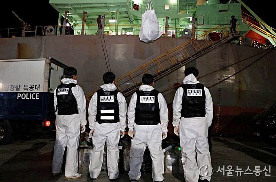 서울본부세관과 동해지방해양경찰청은 3일 강릉시 옥계항 마약류 밀반입 사건 관련 합동수사본부를 설치하고 본격적으로 수사를 시작한다고 밝혔다. 사진은 합동수사본부가 지난 2일 강원도 강릉시 옥계항에 입항해 정박 중인 선박에서 코카인 의심 물질을 압수하고 있다. (2025.04.03) / 사진 = 동해지방해양경찰청 제공