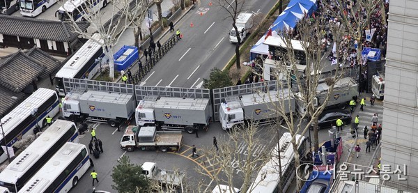 3일 윤석열 대통령 탄핵 심판 선고를 하루 앞두고 서울 종로구 헌법재판소 앞 도로에 경찰차벽이 설치돼 있다. 2025.04.03. 사진제공 트래블레저플러스 서진수 기자 