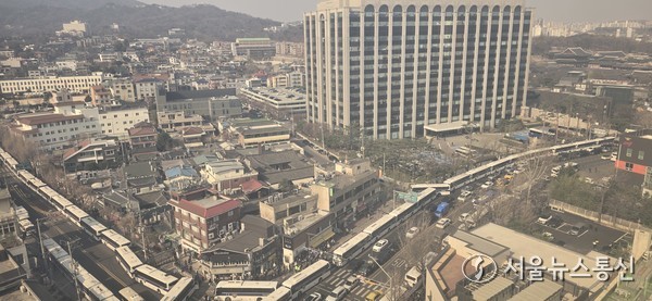 3일 윤석열 대통령 탄핵 심판 선고를 하루 앞두고 서울 종로구 헌법재판소 앞 도로에 경찰차벽이 설치돼 있다. 2025.04.03. 사진제공 트래블레저플러스 서진수 기자 