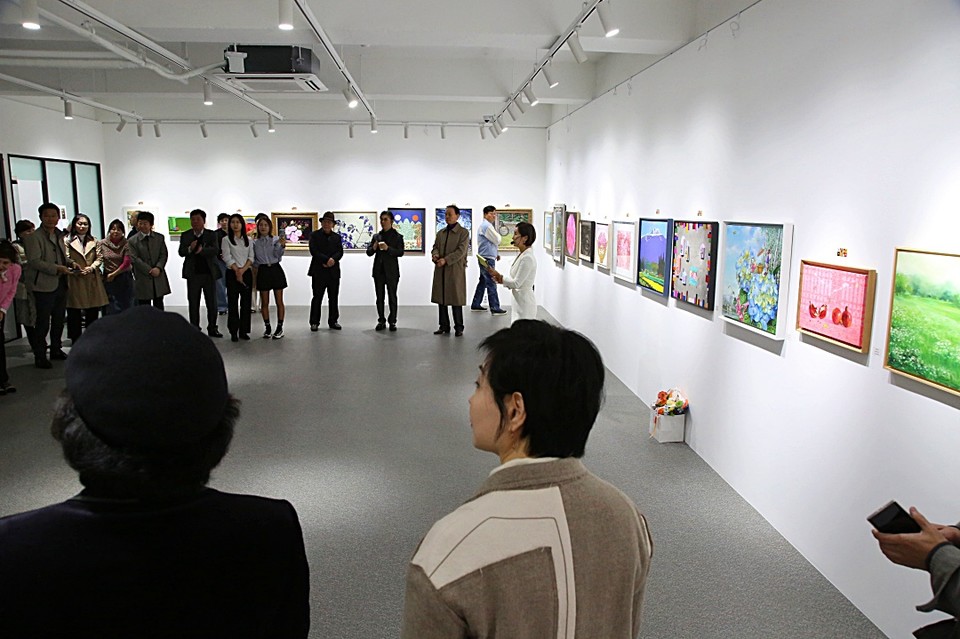 하남시 중심에 새롭게 문을 연 ‘사우 갤러리’가 개관 초대전을 통해 지역 미술계에 뜻깊은 출발을 알렸다. 사진은 전유나 관장이 개관식에서 참석한 작가를 소개하고 있는 모습. (2025.04.05) / 사진 = 서울뉴스통신 신현성 기자