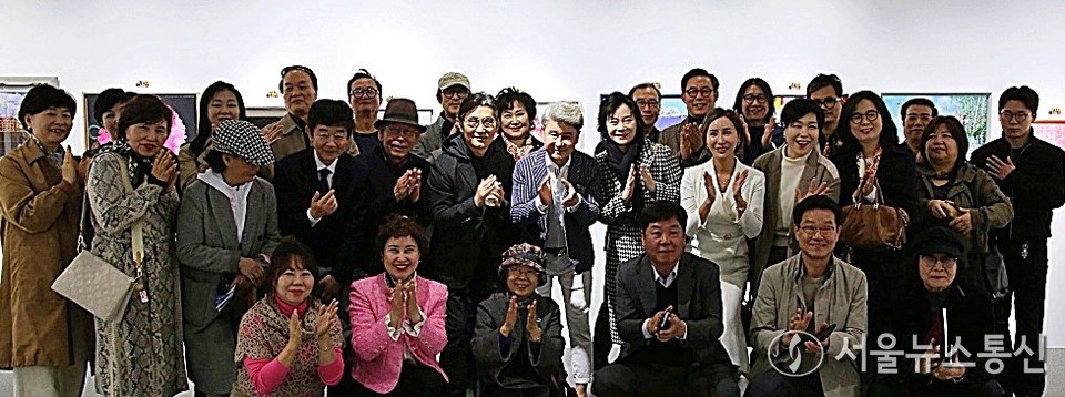 하남시 중심에 새롭게 문을 연 ‘사우 갤러리’가 개관 초대전을 통해 지역 미술계에 뜻깊은 출발을 알렸다. 사진은 작가와 사우 관계자들이 함께 박수를 치면서 개관식을 축하하는 모습. (2025.04.05) / 사진 = 서울뉴스통신 신현성 기자