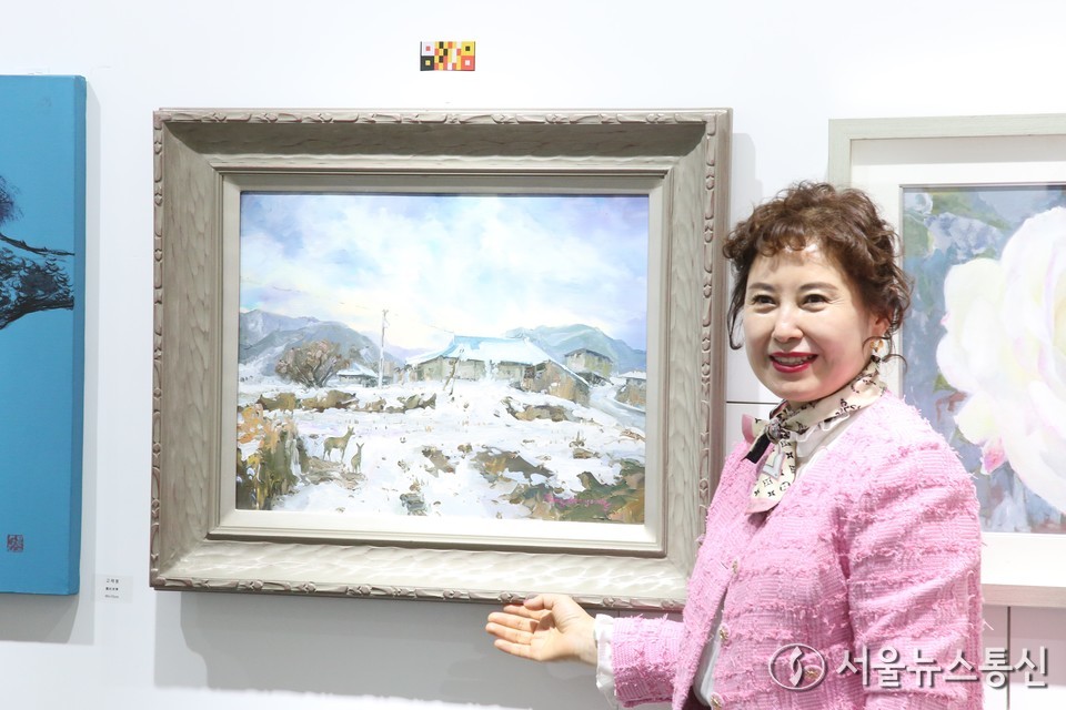 자연의 감정을 화폭에 담아내는 강수영 작가가 하남시 중심에 새롭게 개관한 ‘사우 갤러리’의 개관 초대전에 참여했다. 사진은 출품작 '설향'으로 노을 풍경을 담은 작품. (2025.04.05) / 사진 = 서울뉴스통신 신현성 기자