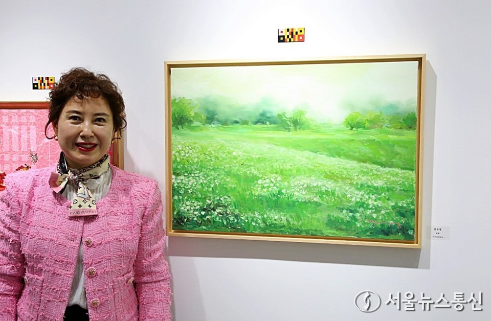 자연의 감정을 화폭에 담아내는 강수영 작가가 하남시 중심에 새롭게 개관한 ‘사우 갤러리’의 개관 초대전에 참여했다. 사진은 출품작 '비목'은 꽃밭을 배경으로, 그리움과 추억을 주제로 한 작품  (2025.04.05) / 사진 = 서울뉴스통신 신현성 기자