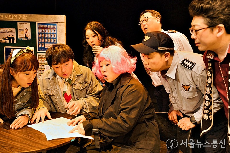 차원의 문을 넘은 연극 ‘차원리' 지난 2024년 공연 장면  / 사진 = 극단 '사람 그리다' 제공