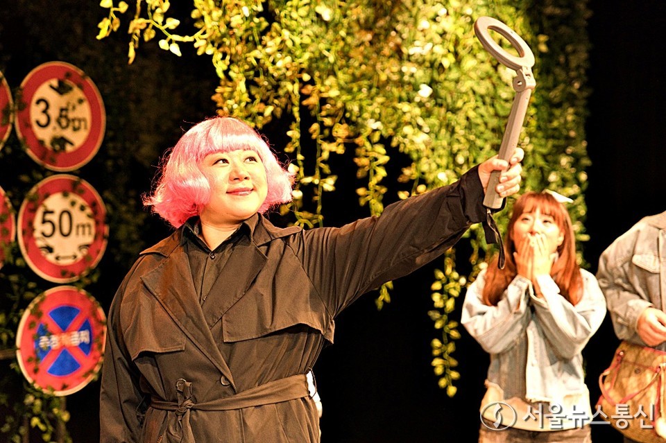 차원의 문을 넘은 연극 ‘차원리' 지난 2024년 공연 장면  / 사진 = 극단 '사람 그리다' 제공