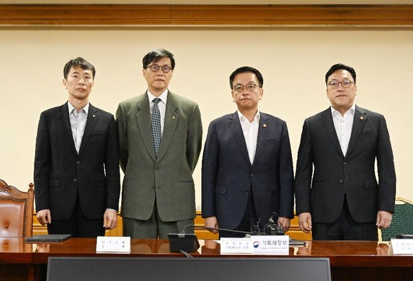 최상목 부총리 겸 기획재정부 장관이 3일 오전 서울 중구 은행연합회에서 열린 '거시경제·금융현안 간담회'에 참석해 기념촬영을 하고 있다. 2025.4.3/사진=기재부