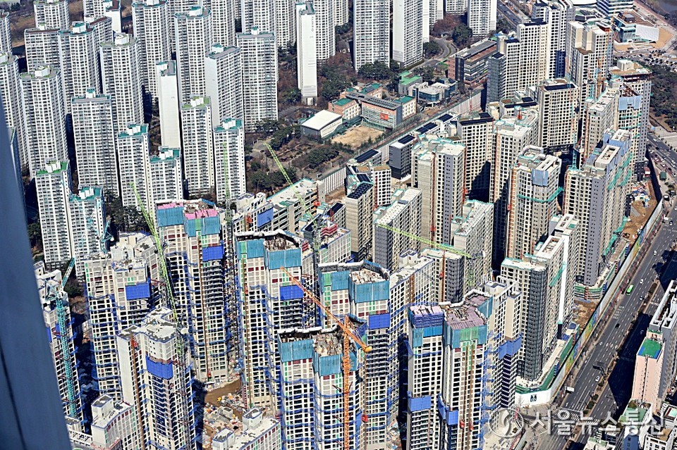 사진은 잠실 롯데 서울스카이에서 바라본 잠실 아파트 모습. (2025.03.19) / 사진 = 서울뉴스통신 이성현 기자