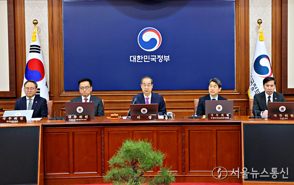 한덕수 대통령 권한대행 국무총리(중앙)가 8일 세종대로 정부서울청사에서 열린 국무회의를 주재, 모두발언을 하고 있다. (2025.04.08) / 사진 = 총리실 제공
