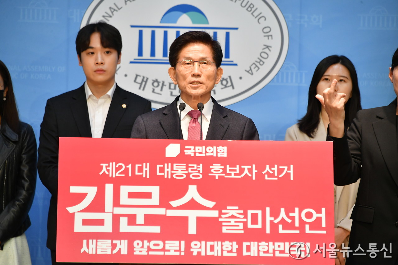 김문수 전 고용노동부 장관이 9일 서울 여의도 국회 소통관에서 제21대 대통령 경선후보 출마 선언을 하고 있다. 2025.4.9/서울뉴스통신 이민희 기자