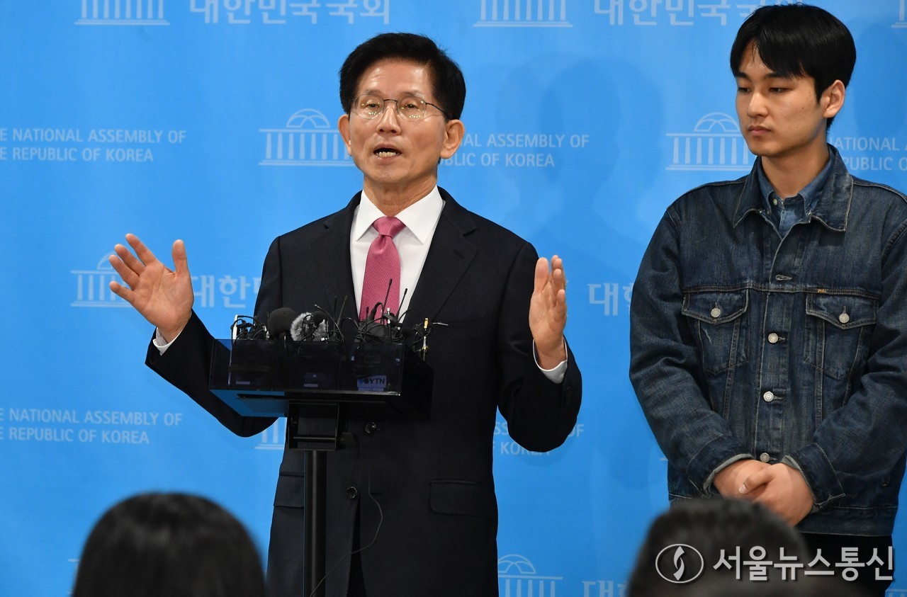 김문수 전 고용노동부 장관이 9일 서울 여의도 국회 소통관에서 제21대 대통령 경선후보 출마 선언을 한 후 기자들의 질문에 답하고 있다. 2025.4.9/서울뉴스통신 이민희 기자