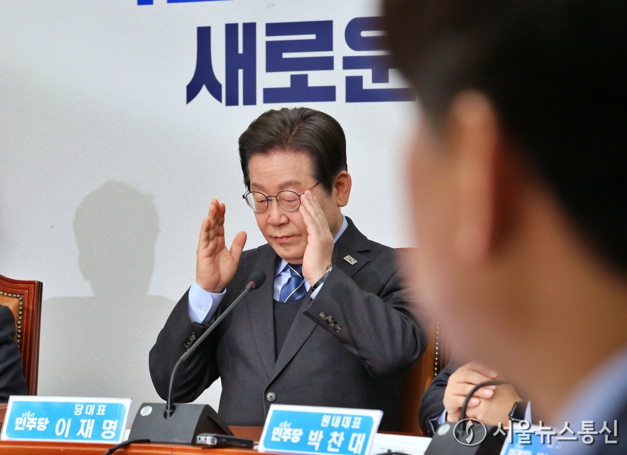 이재명 더불어민주당 대표가 9일 6·3 대통령 선거 출마를 위해 당대표직을 내려 놓았다. 사진은 이 대표가 이날 최고위 회의에서 안경을 고쳐쓰고 있는 모습. 2025.4.9/서울뉴스통신 신현성 기자 snakorea.rc@gmail.com