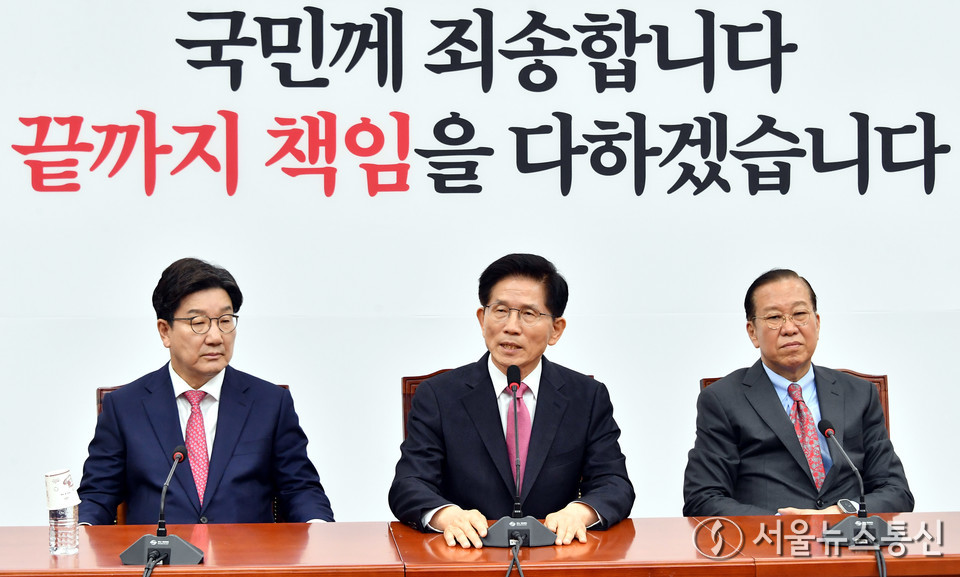 김문수 전 고용노동부 장관이 9일 오전 서울 여의도 국회에서 국민의힘 입당 소감을 밝히고 있다. 왼쪽부터 권성동 원내대표, 김 전 장관, 권영세 비대위원장. (2025.04.09) / 사진 = 서울뉴스통신 이민희 기자