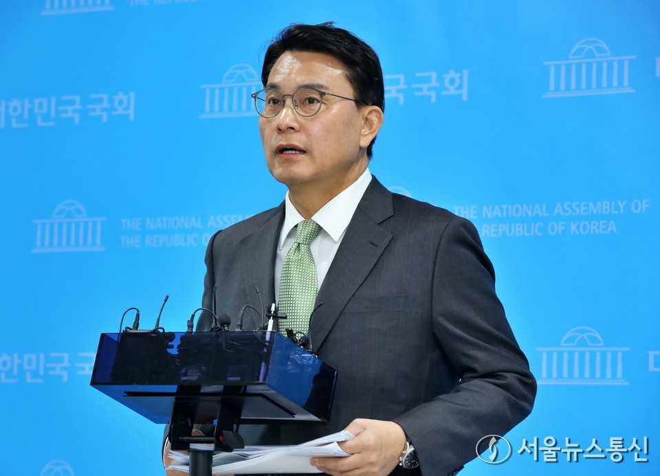 윤상현 국민의힘 의원이 1일 오전 서울 여의도 국회 소통관에서 현안 관련 기자회견을 마치고 취재진 질문에 답변하고 있다. (2025.04.01) / 사진 = 서울뉴스통신 이민희 기자