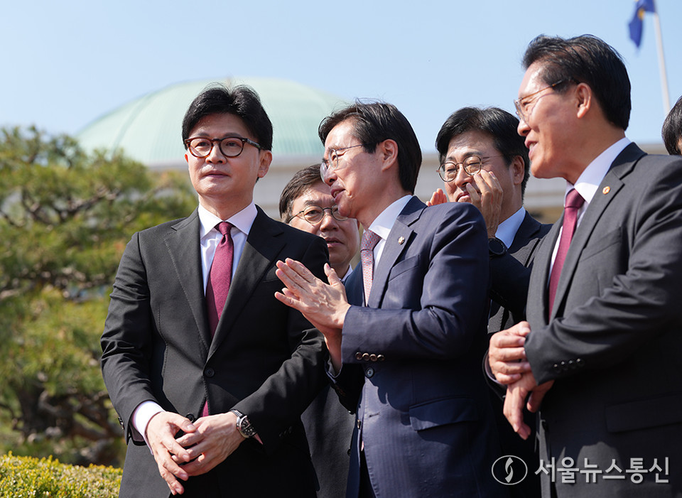 한동훈 전 국민의힘 대표가 10일 오후 서울 여의도 국회에서 제21대 대통령 선거 출마 선언을 한뒤 조경태 의원과 대화하고 있다. (2025.04.10) / 사진 = 서울뉴스통신 신현성 기자
