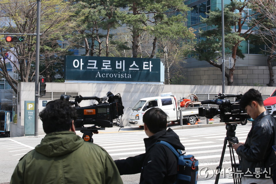 윤석열 전 대통령이 빠르면 11일 서울 용산구 한남동 대통령관저를 떠나 서초구 서초동 사저로 이동할 것으로 전해진 가운데 사저 앞에 취재진들이 대기하고 있다. (2025.04.10) / 사진 = 서울뉴스통신 신현성 기자 