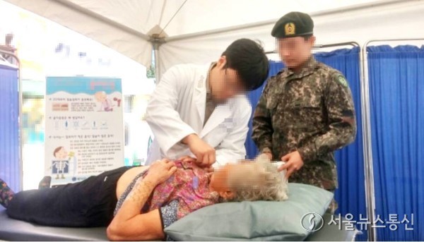 올해 1학기 군 입대를 위해 휴학을 신청한 의대생이 전국적으로 2000명을 넘어서며 군의관·공중보건의(공보의) 인력 수급에 비상이 걸렸다. 사진은 한 군의관이 파견근무 중인 모습. (군의관) / 사진 = 서울뉴스통신 DB