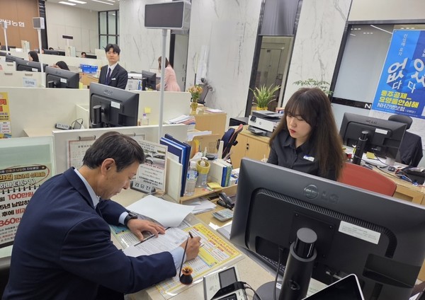 NH농협생명 북부사업국(총국장 홍성범)은 신상품「동주공제(同舟共濟)_요양을안심해NH간병보험(무)」 출시기념 1호 가입행사를 진행했다. [사진=