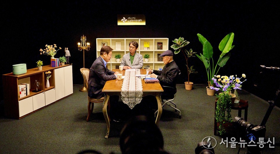 대선 출마를 선언한 이재명 더불어민주당 전 대표가 유시민 작가, 도올 김용옥 선생과 새 정부의 과제 등을 주제로 대담한 사진이 15일 공개되고 있다. (2025.04.15) / 사진 = 이재명 캠프 제공