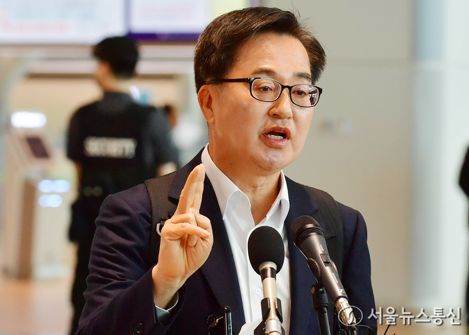 김동연 경기도지사가 9일 인천국제공항 제2터미널에서 자동차 부품 관세 대응을 위한 미국 출장에 앞서 대선 출마 선언을 하고 있다. (2025.04.09) / 사진 = 서울뉴스통신 신현성 기자