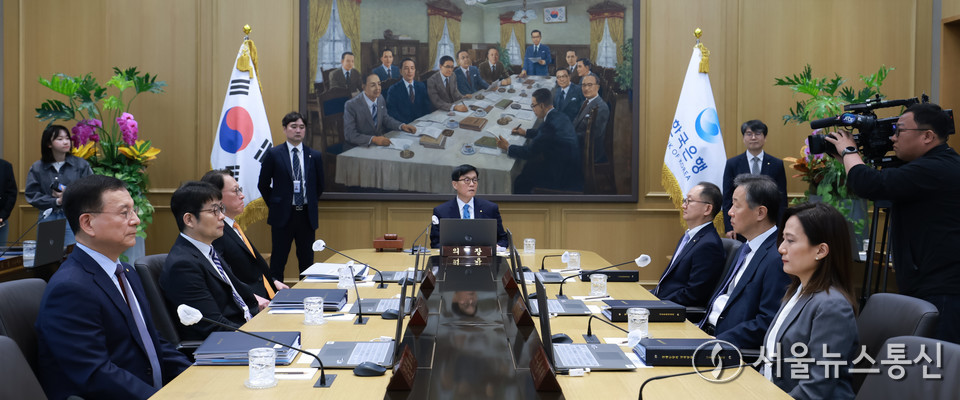 이창용 한국은행 총재가 17일 서울 중구 한국은행 본관에서 열린 금융통화위원회 본회의를 주재하고 있다.(2025.04.17) / 사진 = 한국은행 제공