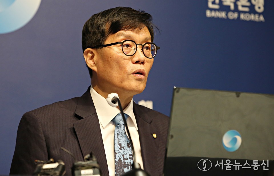 이창용 한국은행 총재가 17일 서울 중구 한국은행 본관에서 열린 금융통화위원회 본회의를 마친 후 통화정책방향 기자 간담회에서 취재진 질의에 답하고 있다. (2025.04.17) / 사진 = 서울뉴스통신 신현성 기자