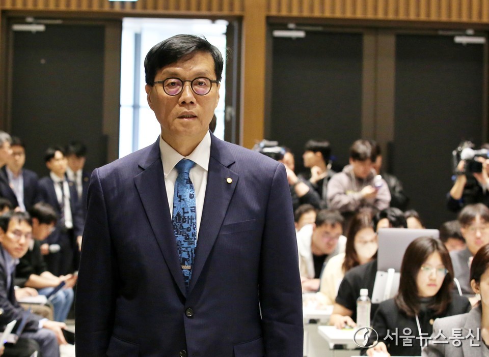 이창용 한국은행 총재가 17일 서울 중구 한국은행 본관에서 열린 금융통화위원회 본회의를 마친 후 통화정책방향 기자 간담회에 참석하고 있다. (2025.04.17) / 사진 = 서울뉴스통신 신현성 기자
