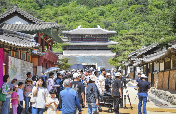 경북도는 북부권역 지역민들의 고통을 덜고, 경제적 활력을 되찾기 위해 관광을 지역 회복의 중심축으로 삼고, 대규모 관광 회복프로젝트을 통해 피해지역의 온기를 불어넣고 지역경제에 생기를 회복시키기 위한 본격적인 지원에 나설 전망이다.