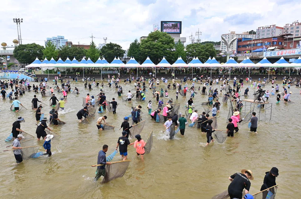 경북도는 북부권역 지역민들의 고통을 덜고, 경제적 활력을 되찾기 위해 관광을 지역 회복의 중심축으로 삼고, 대규모 관광 회복프로젝트을 통해 피해지역의 온기를 불어넣고 지역경제에 생기를 회복시키기 위한 본격적인 지원에 나설 전망이다.