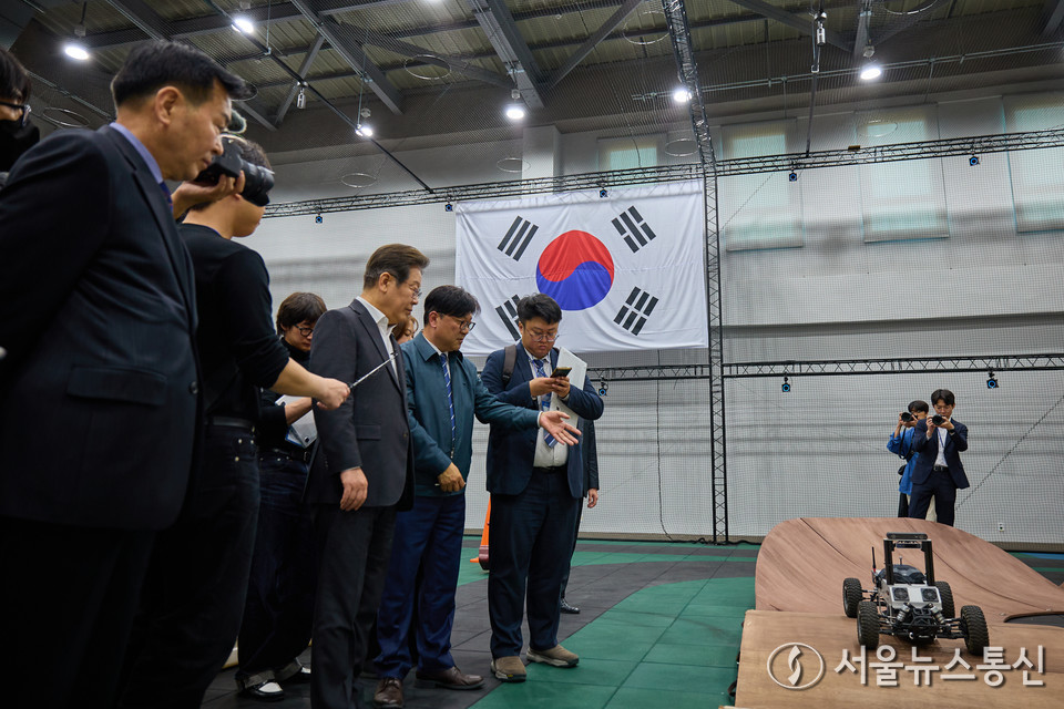 이재명 제21대 대통령 선거 더불어민주당 경선 후보가 17일 대전 유성구 국방과학연구소를 방문해 AI기반 무인체계 연구개발 현장을 둘러보고 있다. (2025.04.17) / 사진 = 이재명 캠프 제공