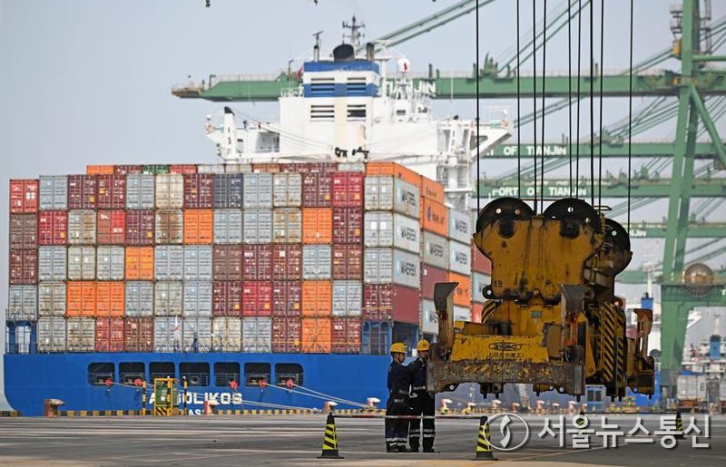 8일 톈진(天津)항 타이핑양(太平洋)국제컨테이너부두에서 리프트 장비를 점검하는 작업자. 2025.4.8/신화=서울뉴스통신