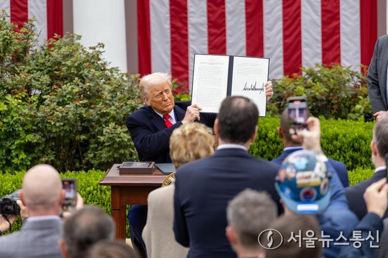 도널드 트럼프 미국 대통령이 2025년 4월 2일 미국 워싱턴 D.C. 백악관 로즈 가든에서 '상호 관세'에 관한 행정명령을 발표하고 있다. 신화=서울뉴스통신