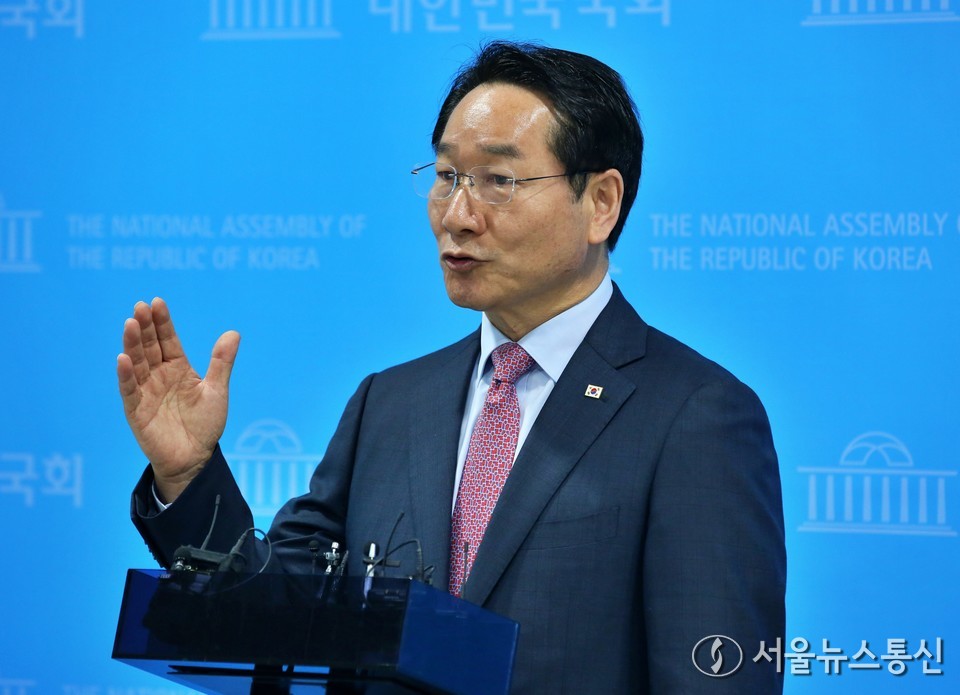 유정복 국민의힘 대선 경선 후보가 21일 서울 여의도 국회 소통관에서 21대 대선 승리 해법 기자회견을 마치고 취재진 질의에 답하고 있다. (2025.04.21) / 사진 = 서울뉴스통신 이민희 기자