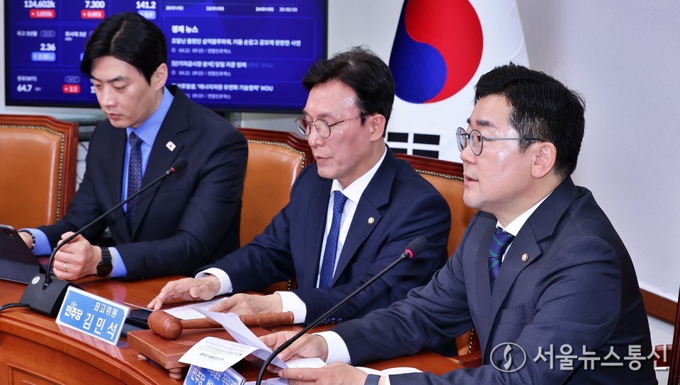 박찬대(오른쪽) 더불어민주당 당대표 직무대행 겸 원내대표가 21일 오전 서울 여의도 국회에서 열린 최고위원회의에서 발언하고 있다. (2025.04.21) / 사진 = 서울뉴스통신 신현성 기자