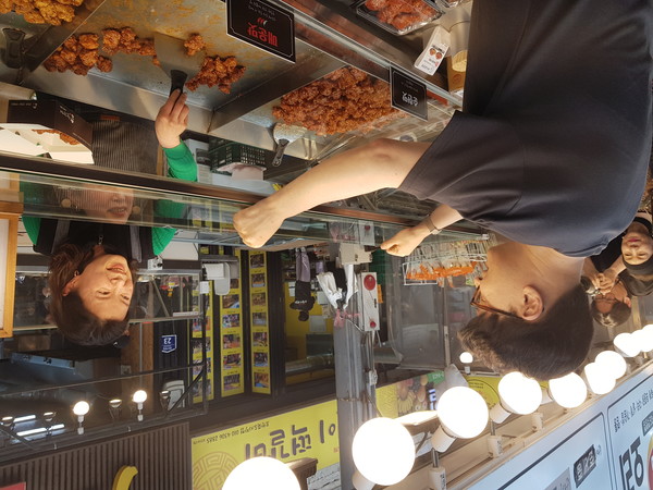 한동훈 제21대 대통령 선거 국민의힘 경선 후보가 20일 대구 중구 서문시장 야시장을 찾아 지지자들에게 인사하고 있다. 2025.04.20. 사진제공 한동훈 국민먼저캠프