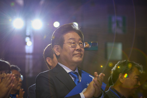 20일 오후 울산 울주군 울산 전시컨벤션센터 A홀에서 열린 더불어민주당 21대 대통령선거 후보자 선출을 위한 영남권 합동연설회에서 이재명 후보가 지지자들에게 인사 하고 박수치고 있다. 2025.04.20 사진제공 이재명 캠프