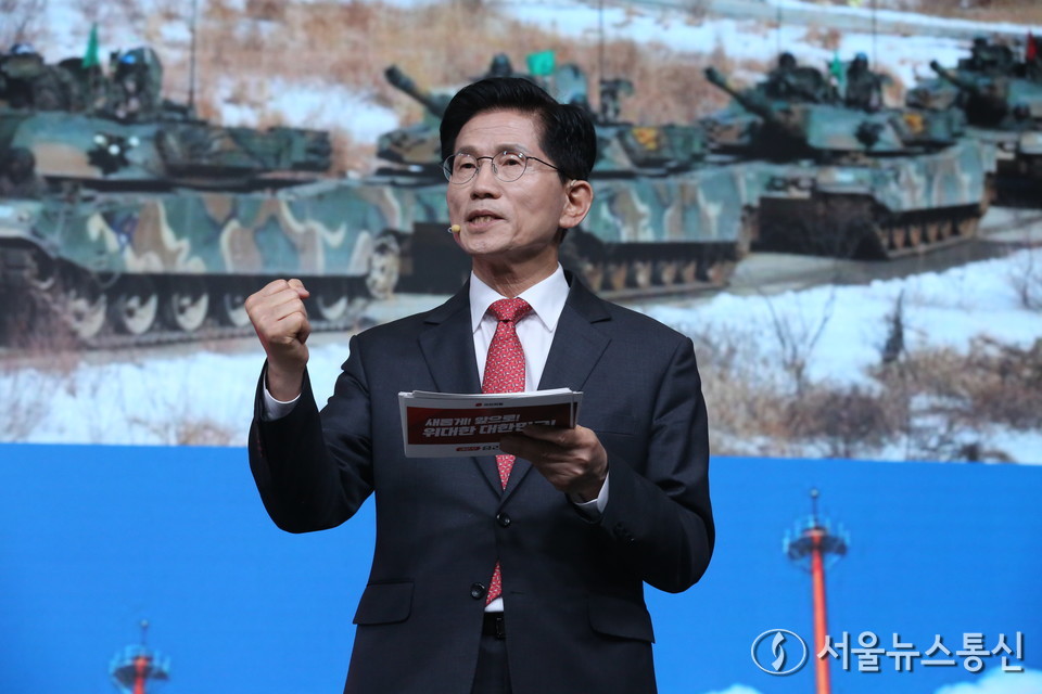 김문수 국민의힘 경선 후보가 18일 오후 서울 강서구 ASSA아트홀에서 열린 국민의힘 '제21대 대통령후보자 1차 경선 비전대회'에서 비전을 발표하고 있다. (2025.04.18) / 사진 = 서울뉴스통신 이민희 기자