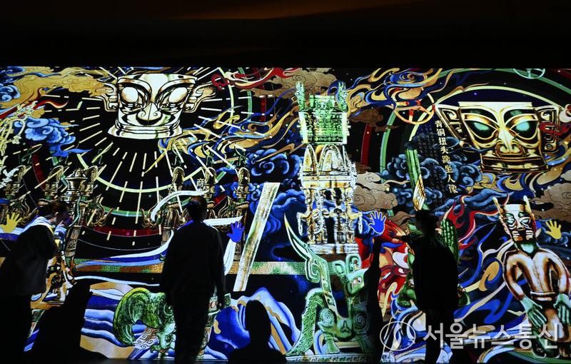 최근 '싼싱두이(三星堆) 몰입형 일루미네이션 예술전'이 톈진(天津)에 위치한 국가해양박물관에서 열렸다. 이번 예술전은 미술, 음악, 조명 등 디지털 멀티 미디어를 활용한 몰입형 역사 공간을 조성해 싼싱두이 유적의 예술적 미학, 청동기 문화, 제사 문화 등 콘텐츠를 선보이고 있다. 22일 관람객이 화려한 일루미네이션 작품을 감상하고 있다. 2025.4.22