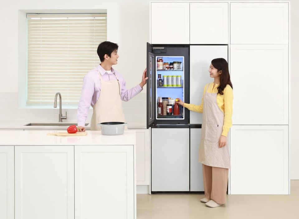 삼성전자가 ‘푸드 쇼케이스’ 도어를 적용한 ‘비스포크 AI 하이브리드 키친핏 맥스’ 냉장고를 선보였다. / 삼성전자 제공