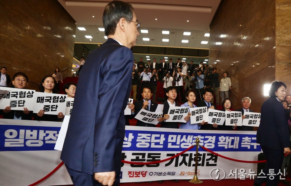 한덕수 대통령 권한대행 국무총리가 추가경정예산안 시정연설을 위해 24일 오전 서울 여의도 국회에서 본회의장으로 이동하고 있는 가운데 야4당  의원들이 로텐더홀 계단에서 일방적 통상협상 중단·민생추경 확대 촉구 기자회견을 하고 있다. (2025.04.24) / 사진 = 서울뉴스통신 이민희 기자